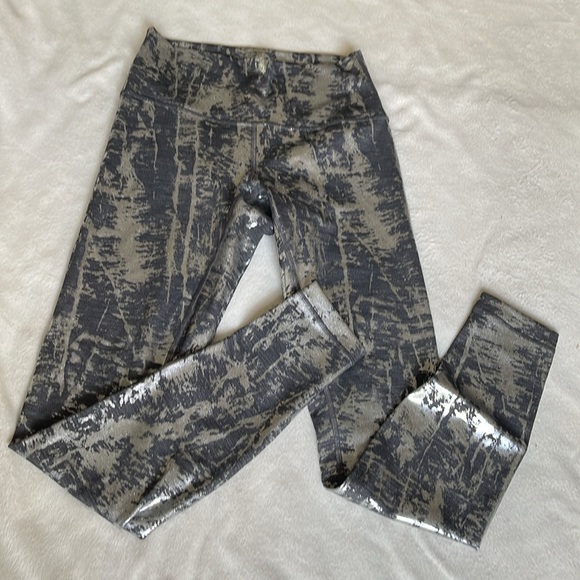 Lululemon Metallic Silver and Black Print Pattern Wunder Under Size 6 28” inseam - Picture 7 of 11